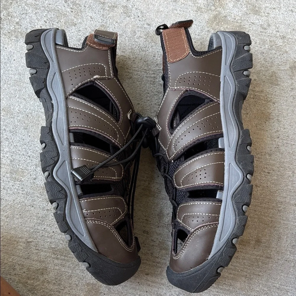 Eddie Bauer Leather Enclosed Toe Bungee Closure Meridian Sandals.